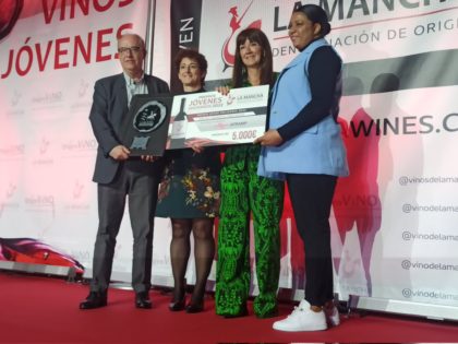 La Selección de Fútbol Femenino Sub-20 dona el premio “Jóvenes Solidarios DO La Mancha 2022”