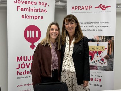 APRAMP y la Federación de Mujeres Jóvenes firman un convenio de colaboración para reforzar la prevención y la atención integral frente a la trata y la explotación