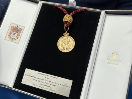 APRAMP recibe la Medalla de Madrid en reconocimiento a su labor en la lucha contra la trata.